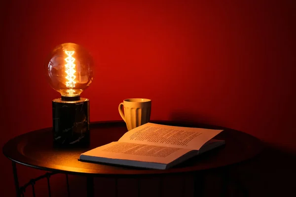Lampada Incandescente Con Libro Coppa Sul Tavolo Camera Oscura — Foto Stock