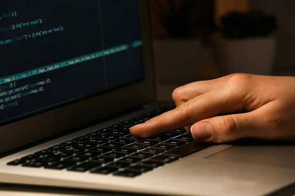 Kvinnlig Programmerare Arbetar Med Bärbar Dator Kontoret Natten Närbild — Stockfoto