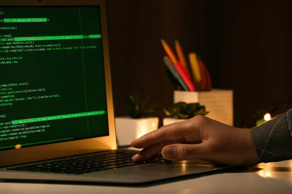 Programmeur Féminin Travaillant Avec Ordinateur Portable Bureau Nuit Gros Plan — Photo