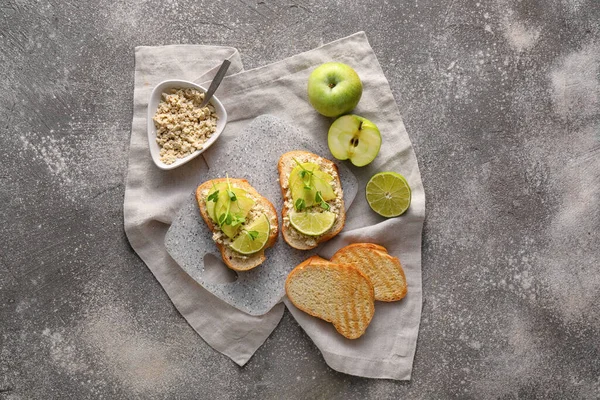 Tasty Bruschettas Apple Lime Hummus Grunge Background — Stock Photo, Image