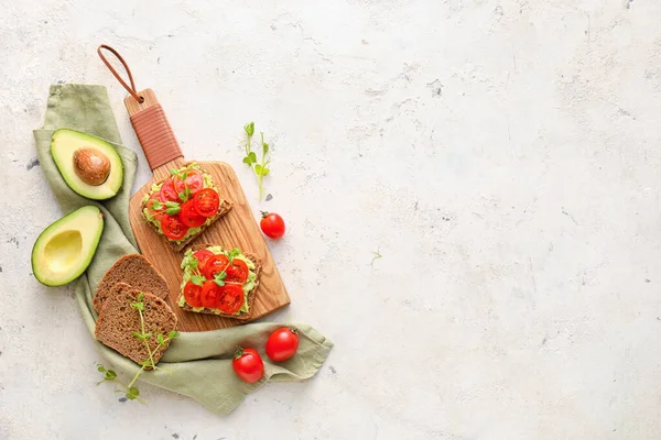 Lekkere Bruschettas Met Tomaat Guacamole Lichte Achtergrond — Stockfoto