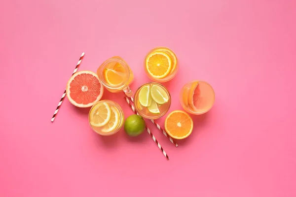 Zusammensetzung Mit Gläsern Limonade Und Zitrusfrüchten Auf Farbigem Hintergrund — Stockfoto