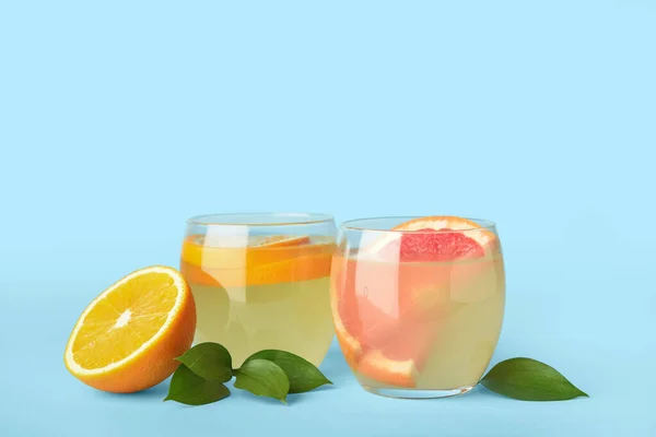 Szklanki Lemoniady Cytrusowej Kolorowym Tle — Zdjęcie stockowe