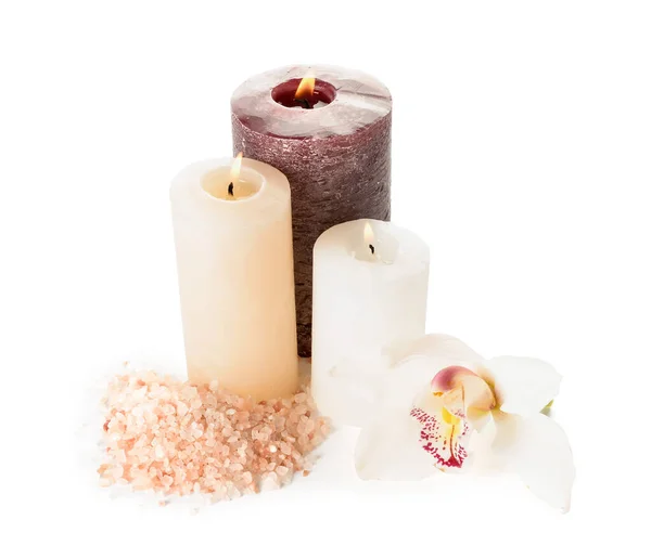 Samenstelling Met Brandende Kaarsen Zeezout Orchidee Bloem Witte Achtergrond — Stockfoto