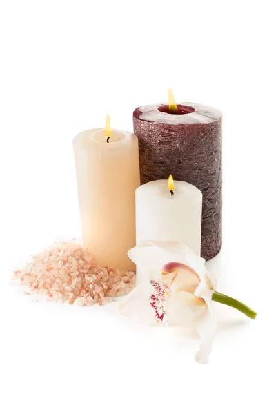 Samenstelling Met Brandende Kaarsen Zeezout Orchidee Bloem Witte Achtergrond — Stockfoto