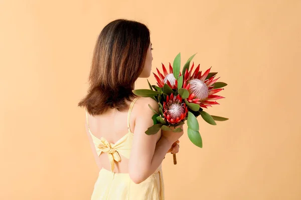 Piękna Młoda Kobieta Protea Kwiaty Tle Koloru — Zdjęcie stockowe
