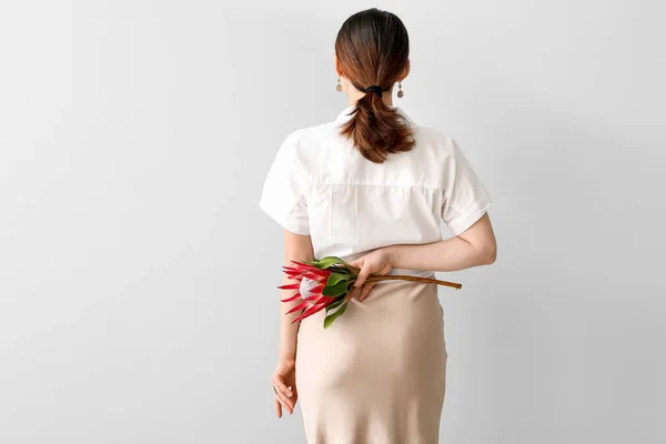 Vacker Ung Kvinna Med Protea Blomma Ljus Bakgrund — Stockfoto