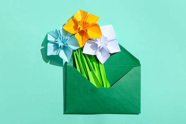 Origami Påskliljor Och Kuvert Färg Bakgrund — Stockfoto
