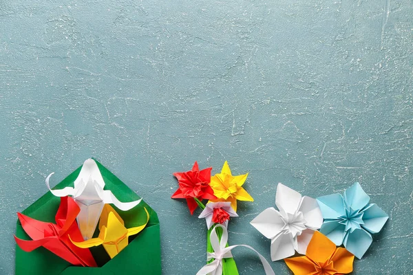 Origami Narzisse Auf Farbigem Hintergrund — Stockfoto