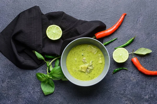 Cuenco Sabroso Curry Pollo Verde Ingredientes Sobre Fondo Oscuro — Foto de Stock