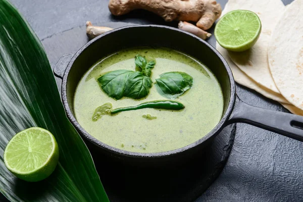 Pot Tasty Green Curry Ingredients Dark Background — Stock Photo, Image