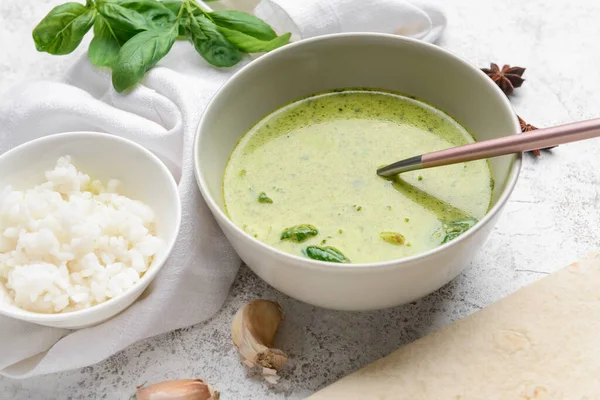 Bowl Tasty Green Chicken Curry Ingredients Light Background — Stock Photo, Image