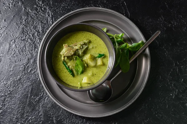 Schaal Van Smakelijke Groene Kip Curry Donkere Achtergrond — Stockfoto