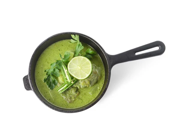 Braadpan Met Lekkere Groene Kip Curry Witte Achtergrond — Stockfoto