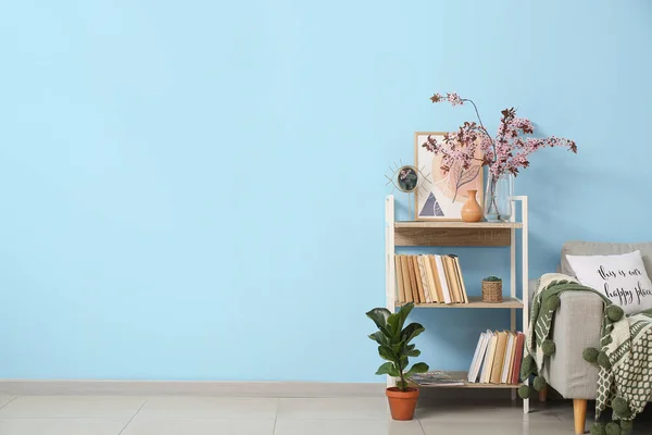 Book Shelf Blossoming Branches Color Wall — Stock Photo, Image