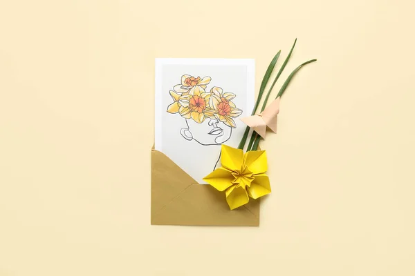 Origami Narcissus Blomma Och Kuvert Med Gratulationskort Färg Bakgrund — Stockfoto