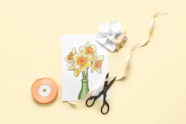 Origami Narcissus Blommor Sax Och Gratulationskort Färg Bakgrund — Stockfoto