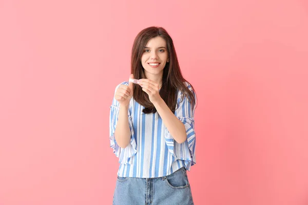 Mujer Joven Con Parche Médico Aplicado Contra Fondo Color —  Fotos de Stock