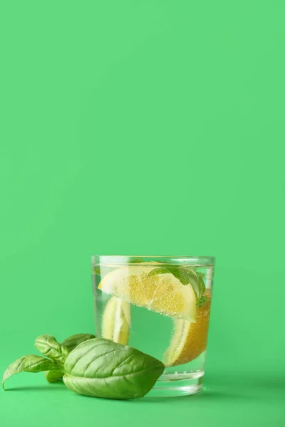 Vaso Sabrosa Limonada Con Albahaca Sobre Fondo Color — Foto de Stock