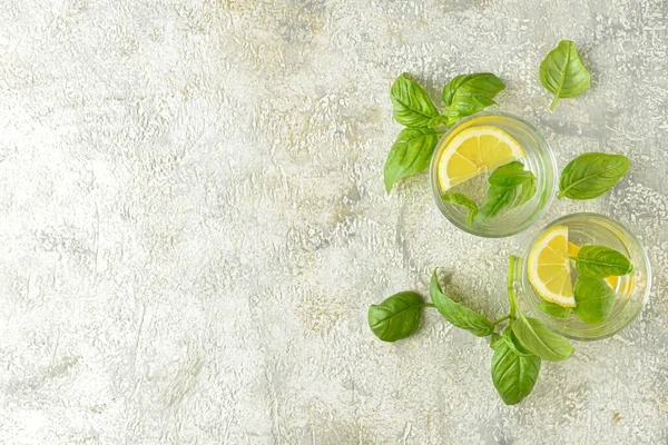 Bicchieri Gustosa Limonata Con Basilico Fondo Chiaro — Foto Stock