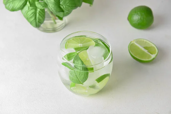 Vaso Sabrosa Limonada Con Albahaca Sobre Fondo Claro — Foto de Stock