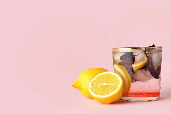 Glas Smakelijke Limonade Met Basilicum Kleur Achtergrond — Stockfoto