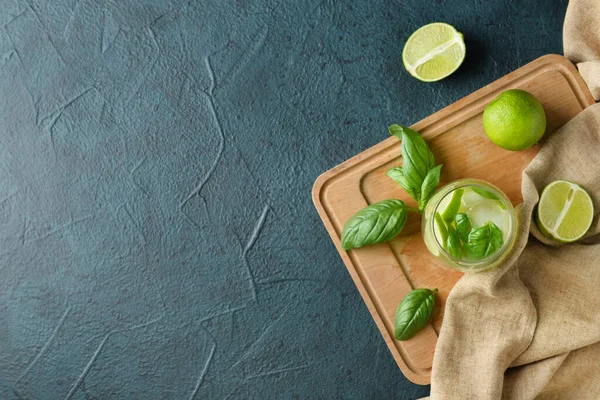 Bicchiere Gustosa Limonata Con Basilico Fondo Scuro — Foto Stock