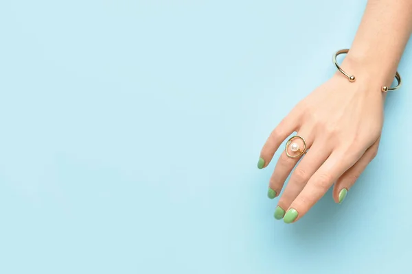 Kobieta Ręka Pięknym Manicure Biżuteria Tle Koloru — Zdjęcie stockowe