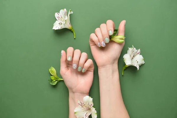 Vrouwelijke Handen Met Mooie Manicure Bloemen Kleur Achtergrond — Stockfoto