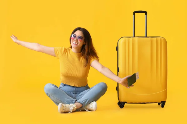 Junge Frau Mit Pass Und Koffer Auf Farbigem Hintergrund — Stockfoto