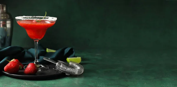 Glas Erdbeer Daiquiri Cocktail Und Sieb Auf Farbigem Hintergrund — Stockfoto