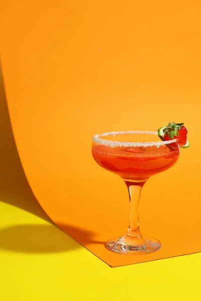 Copa Cóctel Daiquiri Fresa Sobre Fondo Color — Foto de Stock