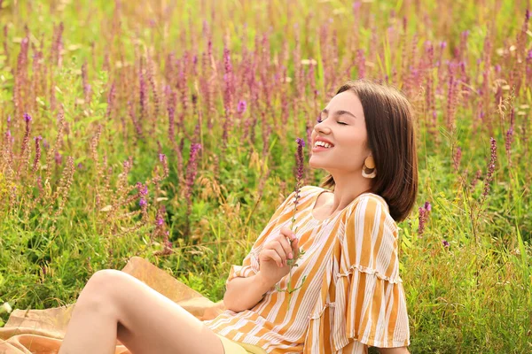 Beautiful Young Woman Relaxing Blooming Field — Stock Photo, Image