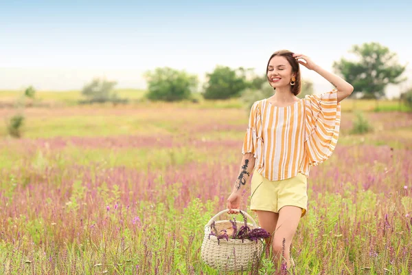 Yaz Günü Sepetinde Çiçekleri Olan Güzel Genç Bir Kadın — Stok fotoğraf