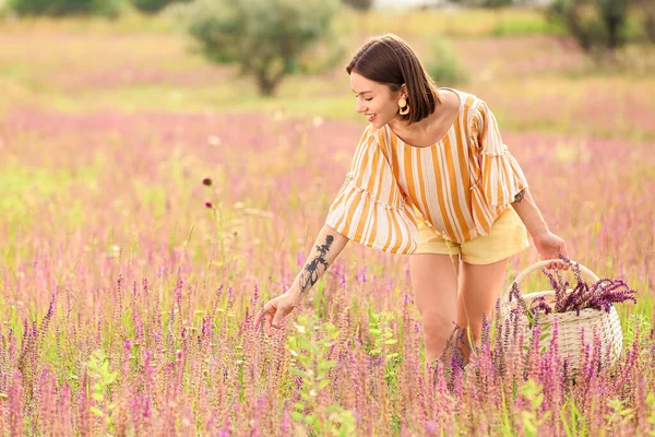 Yaz Günü Sepetinde Çiçekleri Olan Güzel Genç Bir Kadın — Stok fotoğraf