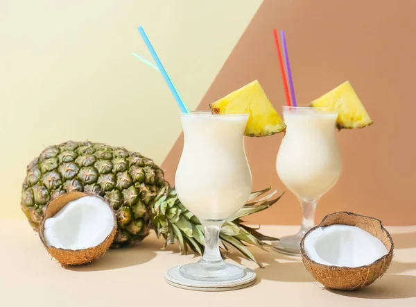 Gläser Mit Leckerem Pina Colada Cocktail Auf Hellem Hintergrund — Stockfoto