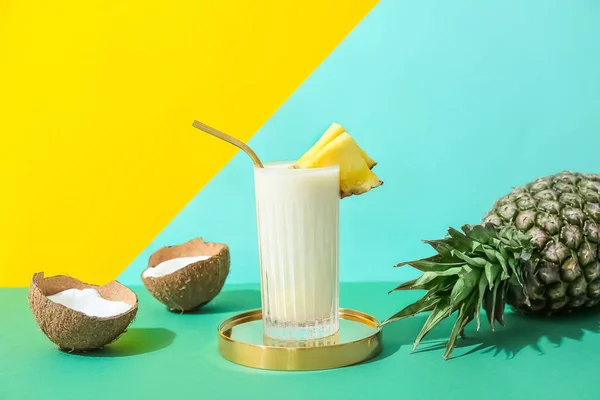 Glas Med Välsmakande Pina Colada Cocktail Färg Bakgrund — Stockfoto