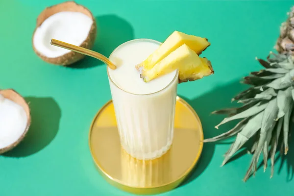 Glas Med Välsmakande Pina Colada Cocktail Färg Bakgrund — Stockfoto