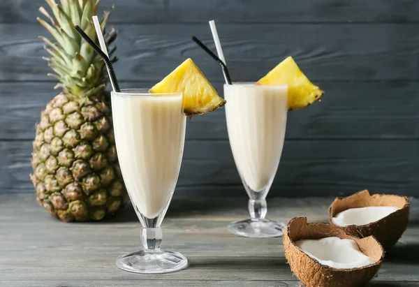 Óculos Com Saboroso Coquetel Pina Colada Fundo Madeira — Fotografia de Stock