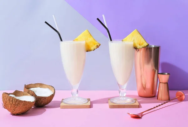 Óculos Com Saboroso Coquetel Pina Colada Sobre Fundo Cor — Fotografia de Stock