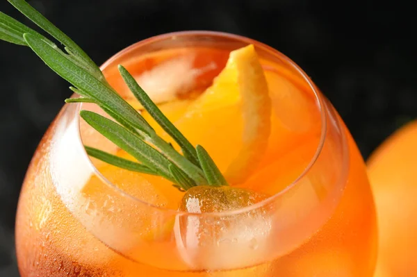 Glas Välsmakande Aperol Spritz Cocktail Mörk Bakgrund Närbild — Stockfoto