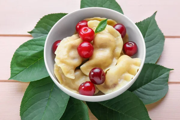 Bowl Tasty Cherry Dumplings Color Wooden Background Closeup — Stock Photo, Image