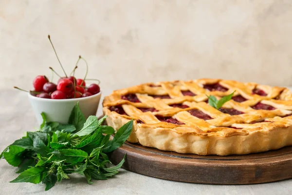 Placa Com Torta Cereja Saborosa Fundo Leve Close — Fotografia de Stock