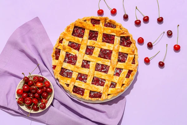 Assiette Avec Tarte Aux Cerises Savoureuse Sur Fond Couleur — Photo