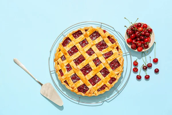 Grille Avec Tarte Aux Cerises Savoureuse Spatule Sur Fond Couleur — Photo