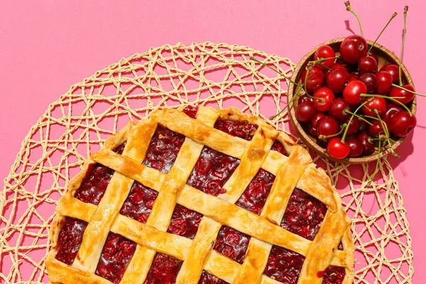 Tapis Osier Avec Tarte Aux Cerises Savoureuse Sur Fond Couleur — Photo