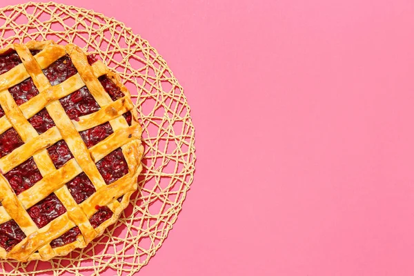 Wicker Mat Tasty Cherry Pie Color Background — Stock Photo, Image