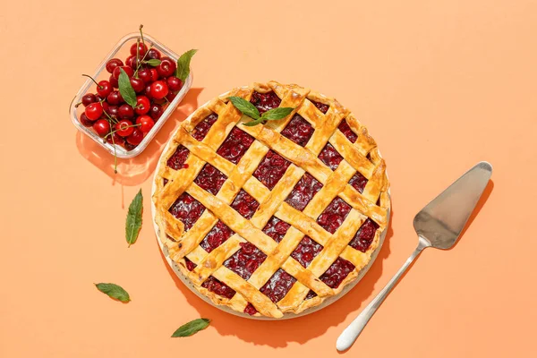 Placa Com Torta Cereja Saborosa Espátula Fundo Cor — Fotografia de Stock