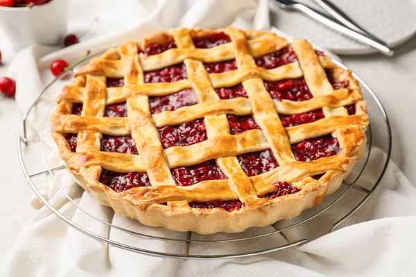 Gitter Mit Leckerem Kirschkuchen Auf Hellem Hintergrund Nahaufnahme — Stockfoto