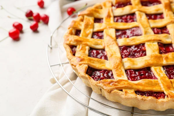 Grille Avec Tarte Aux Cerises Savoureuse Sur Fond Clair Gros — Photo